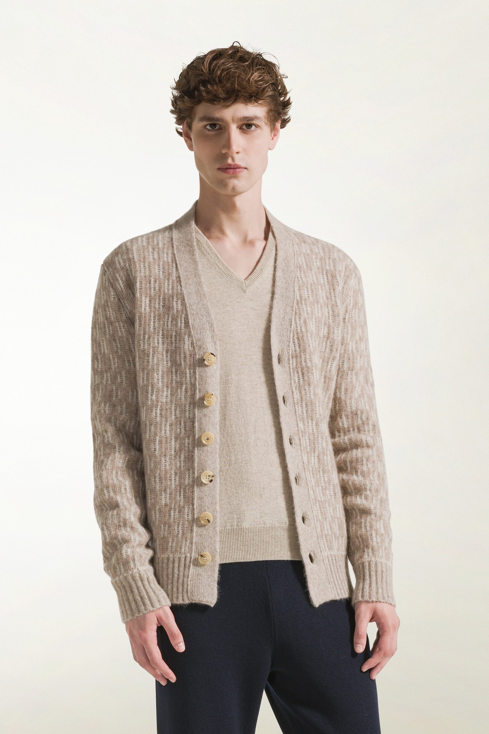 cardigan-con-bottoni-645svw-1.jpg cardigan con bottoni - immagine 1