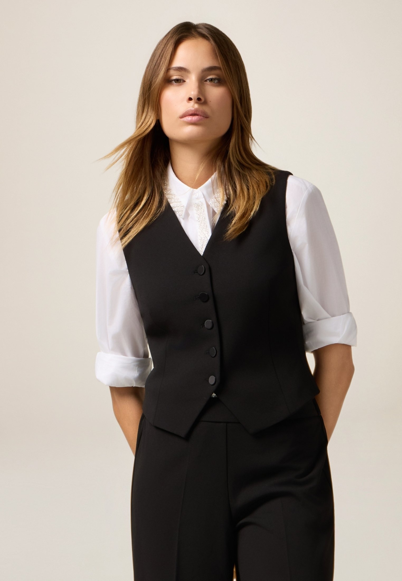 smanicato-nero-donna-115lfy-1.jpg smanicato nero donna - immagine 1
